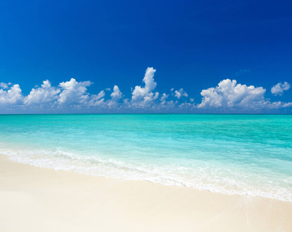 Прекрасный пляж. Вид на красивый тропический пляж. Концепция отдыха и отдыха.