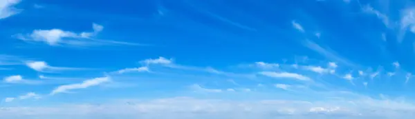 Blue Sky Bakgrunn Med Små Skyer Panorama Bakgrunn stockfoto