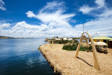 Puno, Peru yakınlarındaki Titicaca gölündeki Totora teknesi.