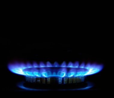 Karanlıkta gaz sobası alevleri      