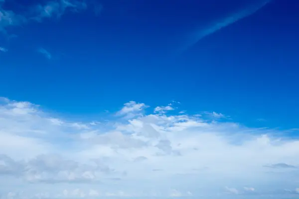 Blauer Himmel Hintergrund Mit Winzigen Wolken Stockbild
