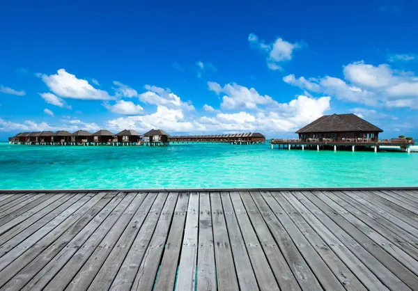 Piękna Tropikalna Wyspa Malediwów Plażą Morze Domkami Wodnymi Zdjęcie Stockowe