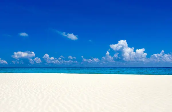 Strand Und Tropisches Meer Schöne Weiße Wolken Blauen Himmel Über Stockbild