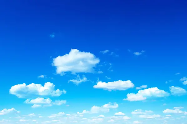 Blauwe Lucht Achtergrond Met Kleine Wolken Stockafbeelding
