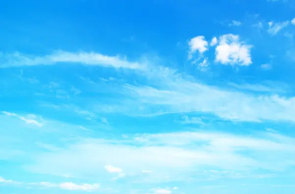 Fondo Cielo Azul Con Unas Nubes Minúsculas Fotos de stock libres de derechos