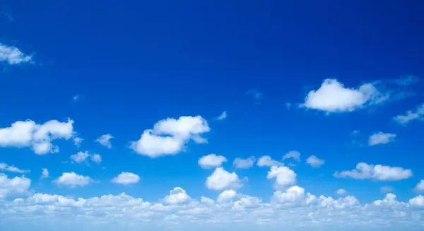Bulutlara Yakın Mavi Gökyüzü Stok Resim