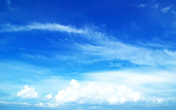 雲に囲まれた青い空 ストック写真