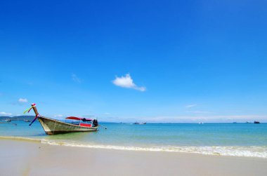 Tropik plaj, uzun kuyruklu tekneler, Andaman Denizi, Tayland