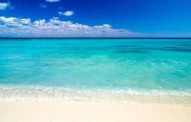 Plaj ve güzel tropikal deniz