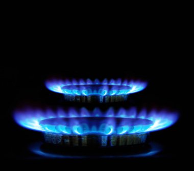 Karanlıkta gaz sobası alevleri      