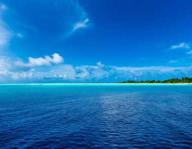 Mavi deniz ve mavi gökyüzü. Kumsal ve deniz. 