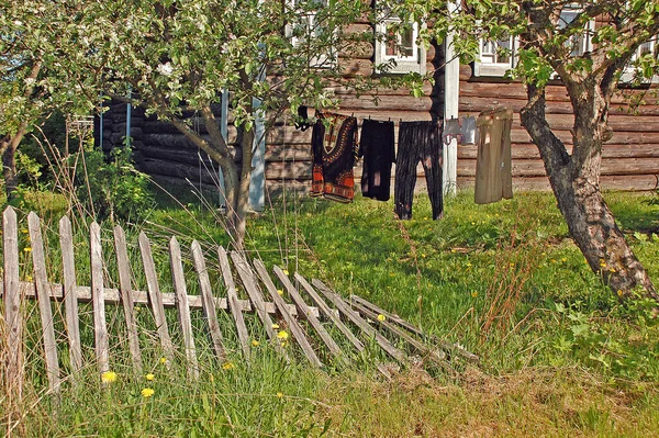 ロシアの村の木造住宅に対するライン上の落下フェンスや服 — ストック写真