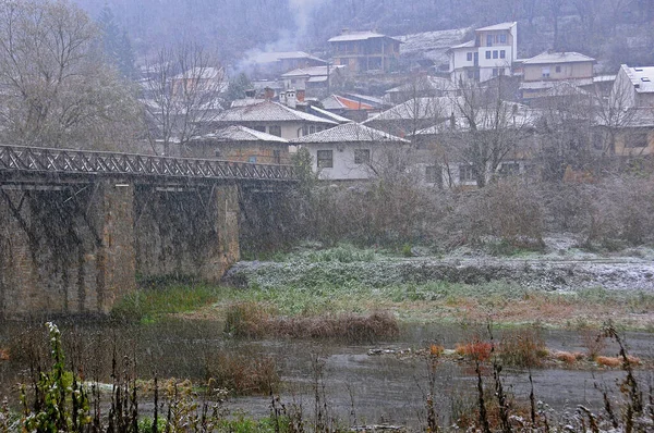 12月保加利亚Veliko Tarnovo镇Yantra河 Vladishki桥和住宅区 — 图库照片