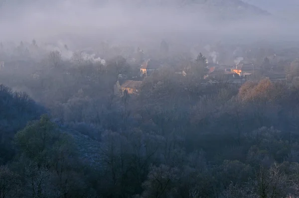 黎明时分在灌木丛 灌木丛和树木中模糊地看到了雾蒙蒙的保加利亚村庄 — 图库照片