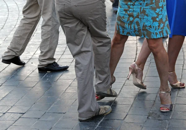 在广场上跳舞的人的腿的照片 — 图库照片