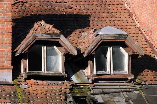 Dos Ventanas Del Ático Rotas Edificio Abandonado — Foto de Stock