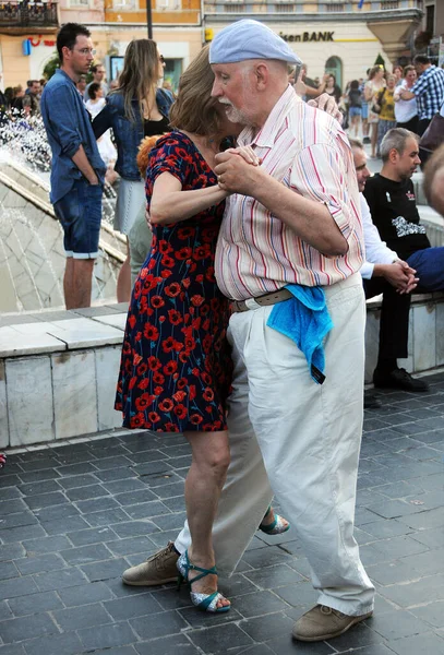 Brasov Rumunsko Srpna 2018 Starý Muž Jeho Partnerka Tančí Centrálním — Stock fotografie