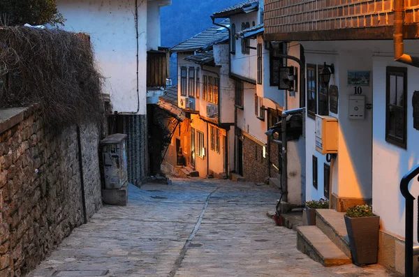 Kasabanın Boş Şeridi Veliko Tarnovo Alacakaranlıkta — Stok fotoğraf