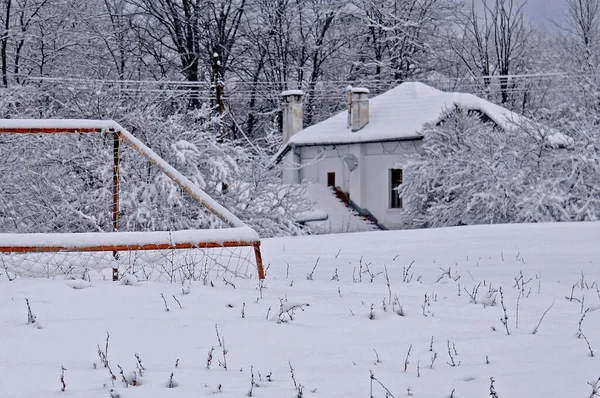 Άποψη Του Στόχου Ποδοσφαίρου Και Λευκό Σπίτι Του Χωριού Χειμώνα — Φωτογραφία Αρχείου