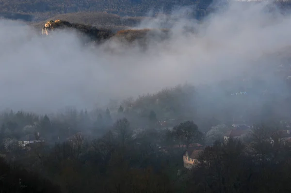 3月份保加利亚山村浓雾中的低能见度 — 图库照片