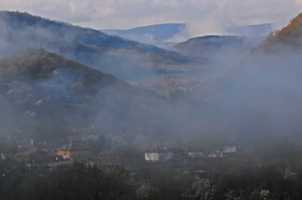 3月份保加利亚山村浓雾中的低能见度 — 图库照片