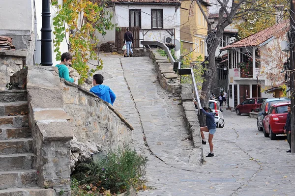 Veliko Tarnovo Bulgaria 2019年11月10日 旧市街の一般的なグルコ通りで子供たちが遊ぶ — ストック写真
