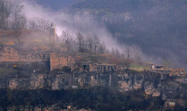 Parte Ciudadela Tsarevets Una Mañana Brumosa Otoño Veliko Tarnovo Bulgaria — Foto de Stock