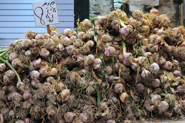 Riesiger Haufen Von Knoblauchzwiebeln Auf Dem Markt — Stockfoto