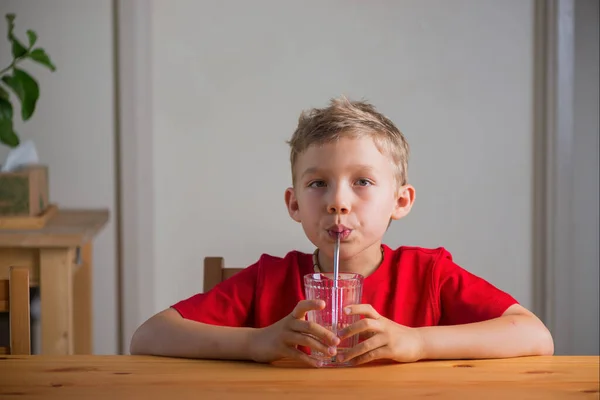 Leuke Jongen Drinkt Water Door Rietje Drinken Lifestyle Portret Natuurlijk — Stockfoto