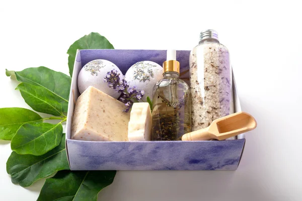 Lavendel Spa Skämma Bort Presentförpackning Gröna Blad Som Ett Koncept — Stockfoto