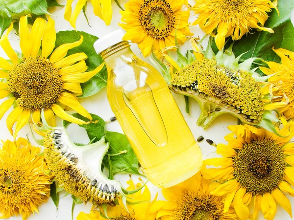 Пляшка Соняшникової Олії Квітів Білому Неглибокий Доф — стокове фото