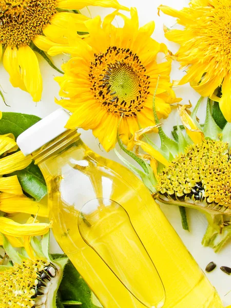 Egy Üveg Napraforgóolaj Virágok Fehéren Sekély Dof — Stock Fotó