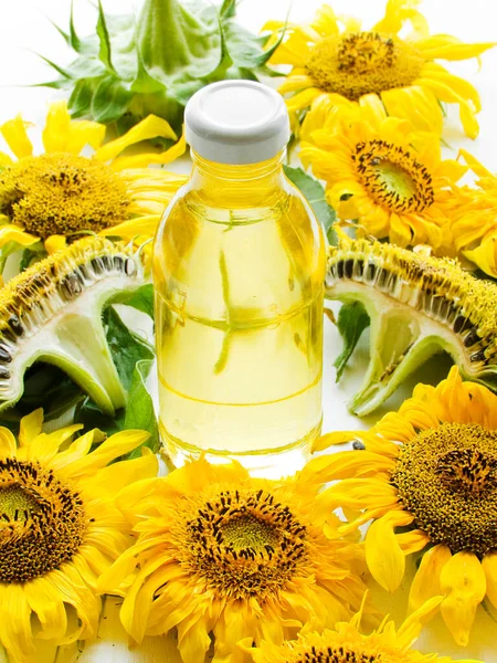Eine Flasche Sonnenblumenöl Und Blumen Auf Dem Weißen Oberflächlicher Dof — Stockfoto