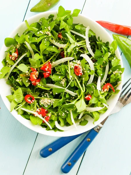 Bol Avec Salade Stellaire Légumes Frais Graines Sésame Piment Oignon — Photo