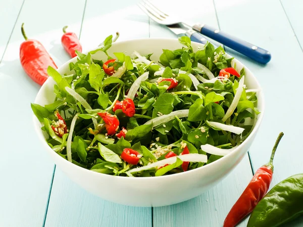 Schaal Met Stellaria Salade Verse Groenten Sesamzaad Chili Peper Witte — Stockfoto