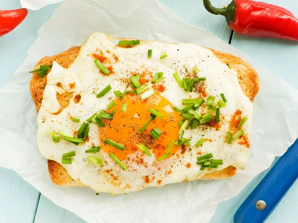 Tostadas Huevo Con Espinacas Puerro Dof Poco Profundo —  Fotos de Stock