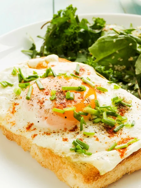 Yumurtalı Tost Salata Lahana Sığ Dof — Stok fotoğraf