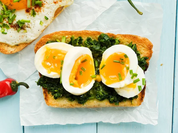 stock image Egg toasts with spinack and leek. Shallow dof.