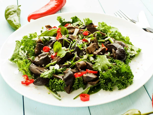 Salada Com Repolho Cale Cogumelos Florestais Marinados Dof Rasa — Fotografia de Stock