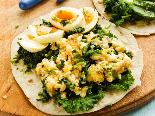 Pita Brot Mit Eiern Spinat Und Salat Oberflächlicher Dof — Stockfoto