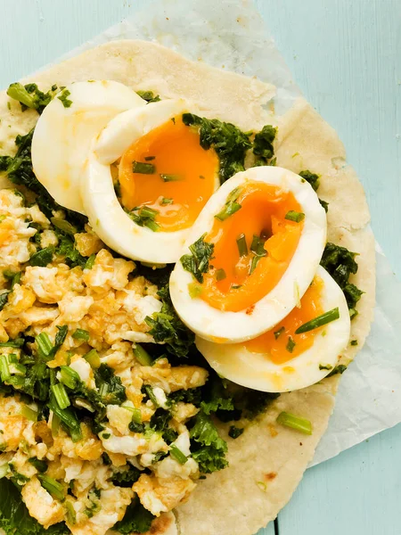Pita Brot Mit Eiern Spinat Und Salat Oberflächlicher Dof — Stockfoto
