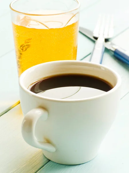 Ένα Φλιτζάνι Καφέ Και Ένα Ποτήρι Χυμό Μήλου Ρηχό Dof — Φωτογραφία Αρχείου