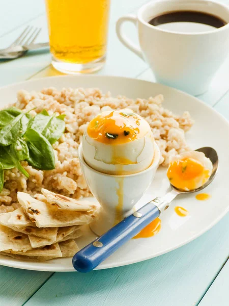 Śniadanie Owsianką Jajkiem Kawą Płytkie Dof — Zdjęcie stockowe