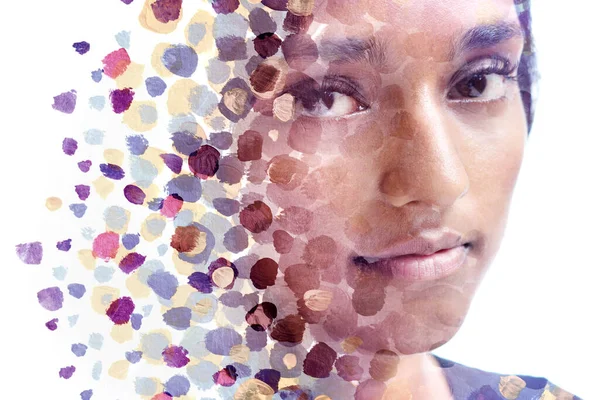 Ett Färgstarkt Porträtt Ung Kvinnas Ansikte Kombinerat Med Färgglada Färgpunkter — Stockfoto