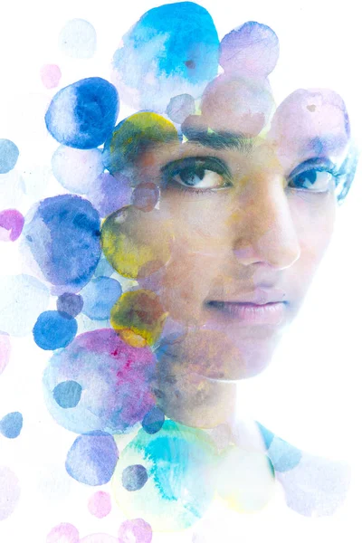 Ett Konstnärligt Porträtt Kvinna Kombinerat Med Akvarellbubblor Som Tecknar Målningsteknik — Stockfoto