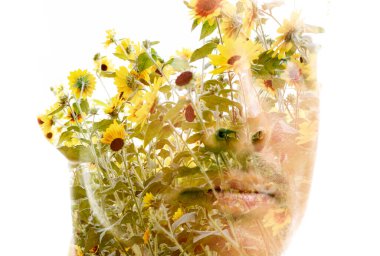 Çift pozlama tekniğiyle sarı çiçeklerin içinde kaybolan bir adamın portresi.