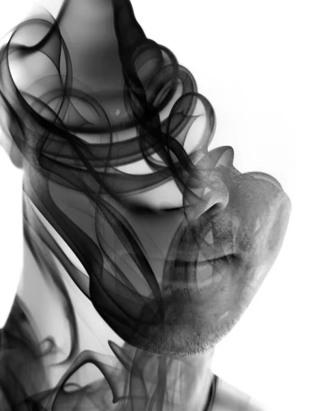 白地に煙の渦と相まって男の芸術的なモノクロの二重露光肖像画 — ストック写真