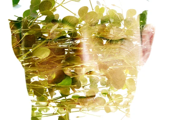 二重露光技術で緑の葉と組み合わせた男の完全な正面の肖像画 — ストック写真