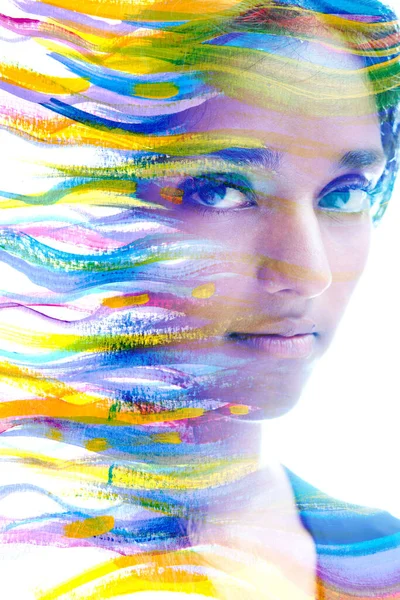 Художественный Творческий Портрет Молодой Женщины Сочетании Красочными Волнами Технике Живописи — стоковое фото