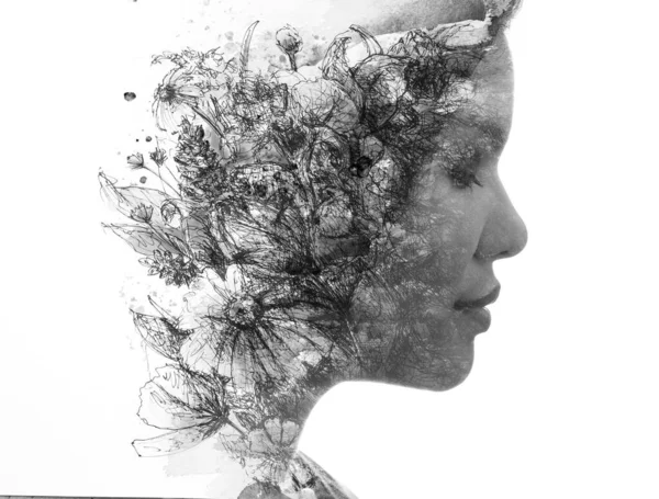 女性のプロフィールの芸術的な黒と白の肖像画と絵画のテクニックで夏の花の線形スケッチ — ストック写真